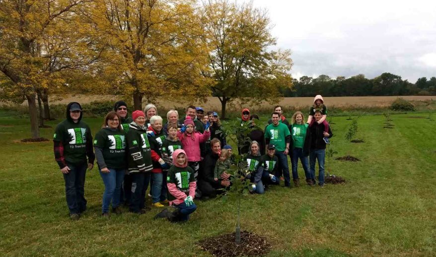 Kelly_Jones55's tweet photo. #TDTreeDays Chatham @AnneVickers6 @ShaneKennedy_TD  @TaraLynnH_TD  @NelsonCeballos7 @timedgarTD @StegnerB_Erin @wgwaters_TD https://t.co/OWfKjaiq3g