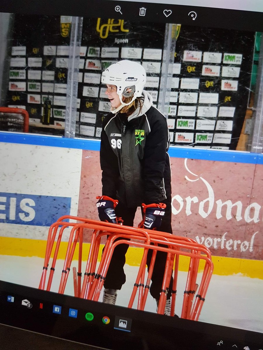 Rogna29's tweet photo. Når jeg begynte på  hockeyskolen i Manglerud Star som tre åring var vi 2 jenter. Idag var det jenteskøytedagen i hallen og 70 jenter var på is. Så utrolig morsomt og kult. Håper alle melder seg på hockeyskole eller blir med ett lag 💪🏒 https://t.co/9zY5qDZ4uT