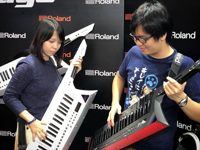 polypumpkins's tweet photo. No batteries? Never mind, we'll just pretend ๐
#roland #axedge #rolandax #keytar #synth #gearporn #studioporn #synths #synthesizer #synthesizers #synthwave #musicproducer #music #production #beatmaker #studio #musiclife #ableton #polypumpkins https://t.co/Kmh6DvPsv8 https://t.co/LoO38eWki5