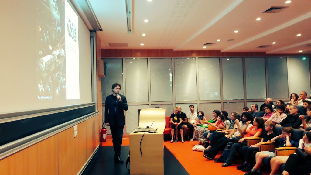 PnlFannie's tweet photo. On fait de la Science avec #StarWars grâce à Daniel Suchet, maître de conférence à @Polytechnique pour la #FeteDeLaScience ! ☄😍😎🤓 https://t.co/sBlMFwirbS