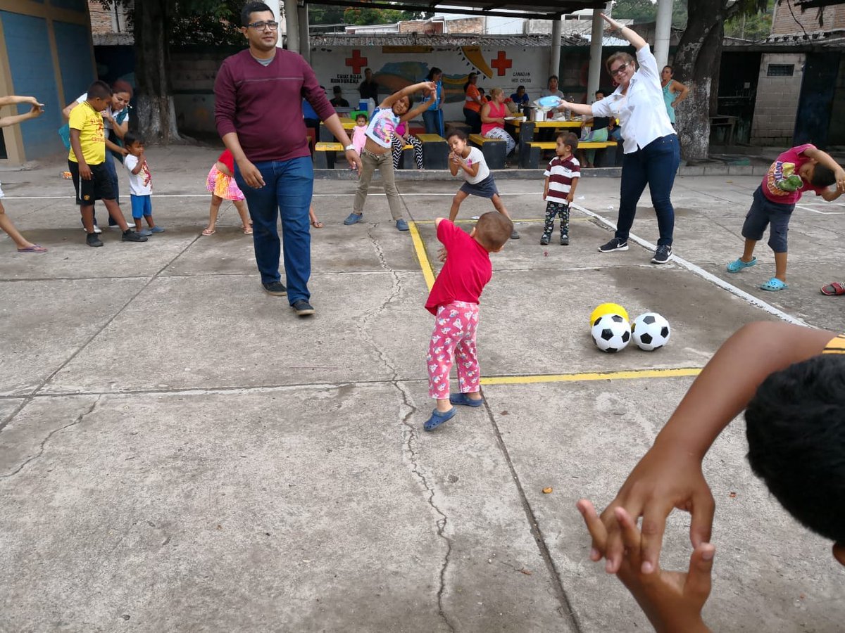 Seduc_HN's tweet photo. Personal de #DECOAS,Centro Regional, #CODEAS Distritales, visitaron los albergues que están ubicados en los Centros Educativos de #FrancisoMorazán, para desarrollar la metodologia Reto a la Alegría, trabajando la parte emocional de las niñas y niños.
#Educación
#Honduras https://t.co/e8y0P2C2xt