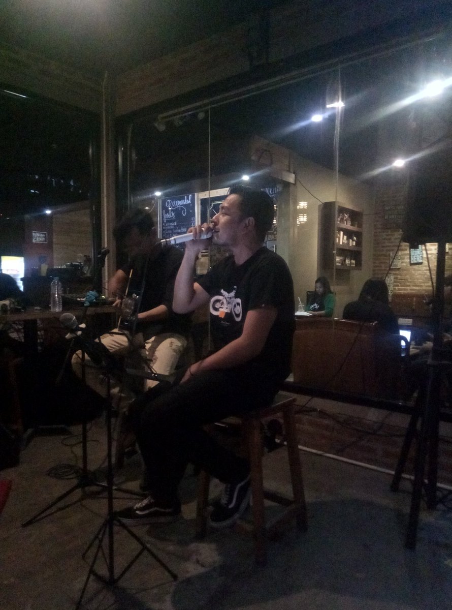 Diselingin akustikan yang nada-nadanya #Puisian. #Malampuisibekasi