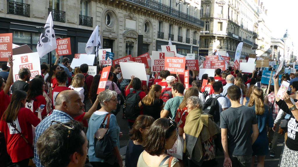 FredericLesur's tweet photo. Beaucoup de pancartes de @WWFFrance pour rappeler en rouge que "2°C c'est déjà trop !". #2CTROP #MarchePourLeClimat #IlEstEncoreTemps https://t.co/G6Bw9lVAO7