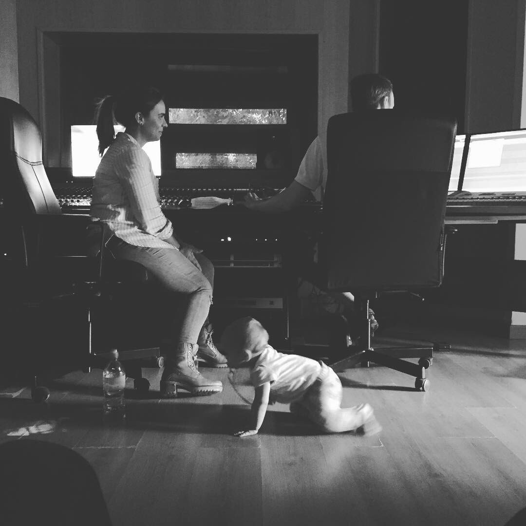 Shaniormiston's tweet photo. Studio time PART II #vertigo 🎤

#lassasesionesdeestudiohancambiadounpoco #constipada #daniellarose #studio #estudio #inthemix #recording #newsong #single #baby #bebe #work #fun #music #pop #soul #jazz #urban #mallorca #mic #micro #singer #songwriter #cantante #compositora https://t.co/81pkyamRba