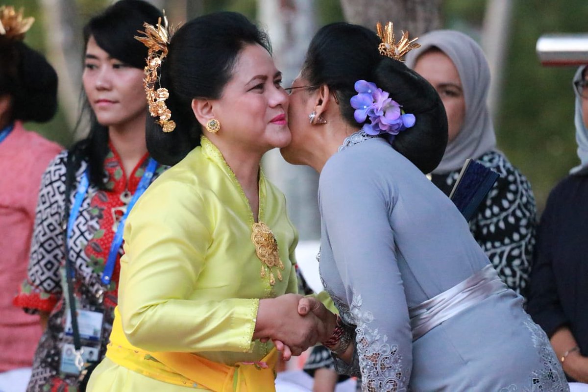watuaye's tweet photo. Kehadiran Ibu Negara Iriana Joko Widodo &amp; Ibu Putri Koster,pd pembukaan Canarval Budaya IMF-WB 2018 bersama para menteri Kabinet &amp; perwakilan delegasi serta sejumlah pejabat dilingkungan pemprov Bali.
#Jokowi1XLagi
#GuberurBali
#KosterAce
#BundaLover
#NangunSatKerthiLokaBali https://t.co/uJACLyw9Ky