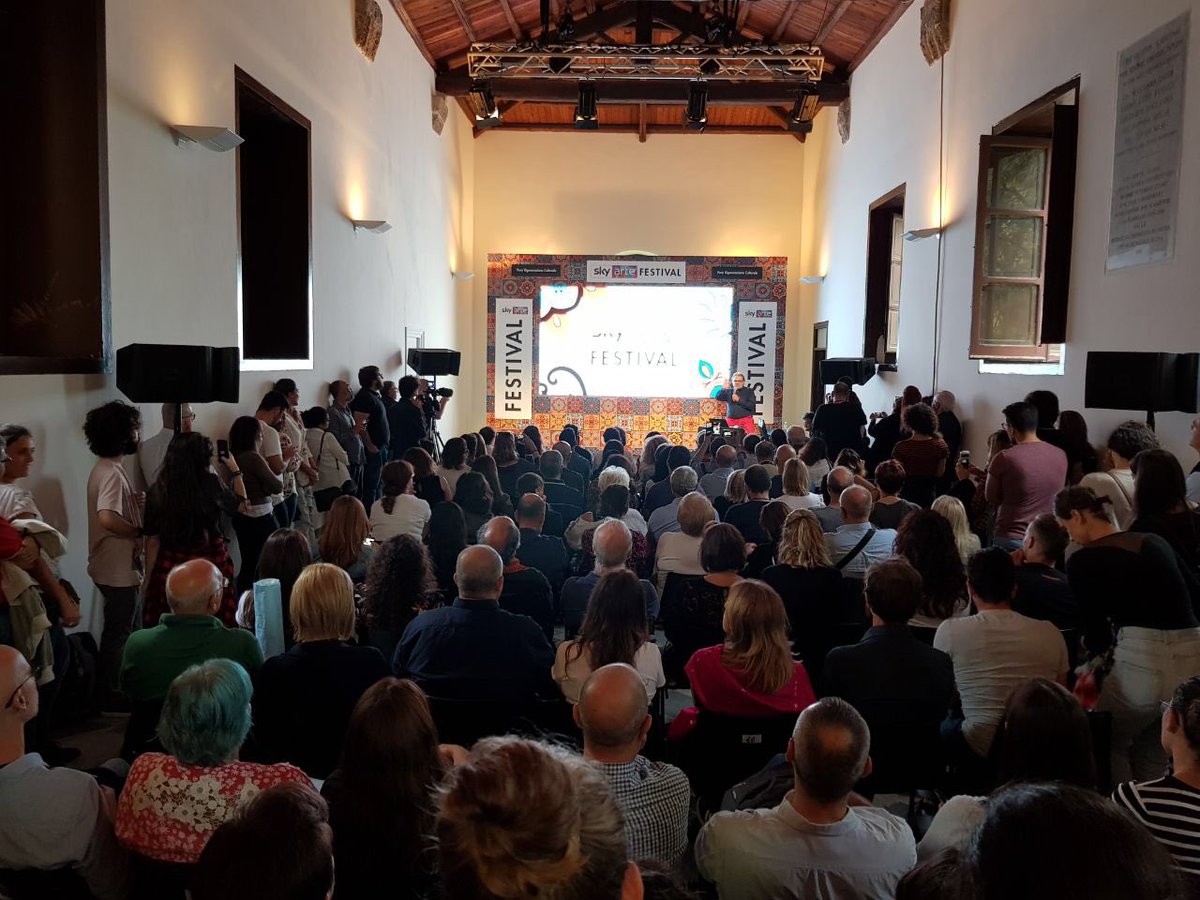 La giornata continua... Masterclass di <a href="/OToscani/">oliviero toscani</a>, giudice di Master of Photography! 🎉
#SkyArteFestival