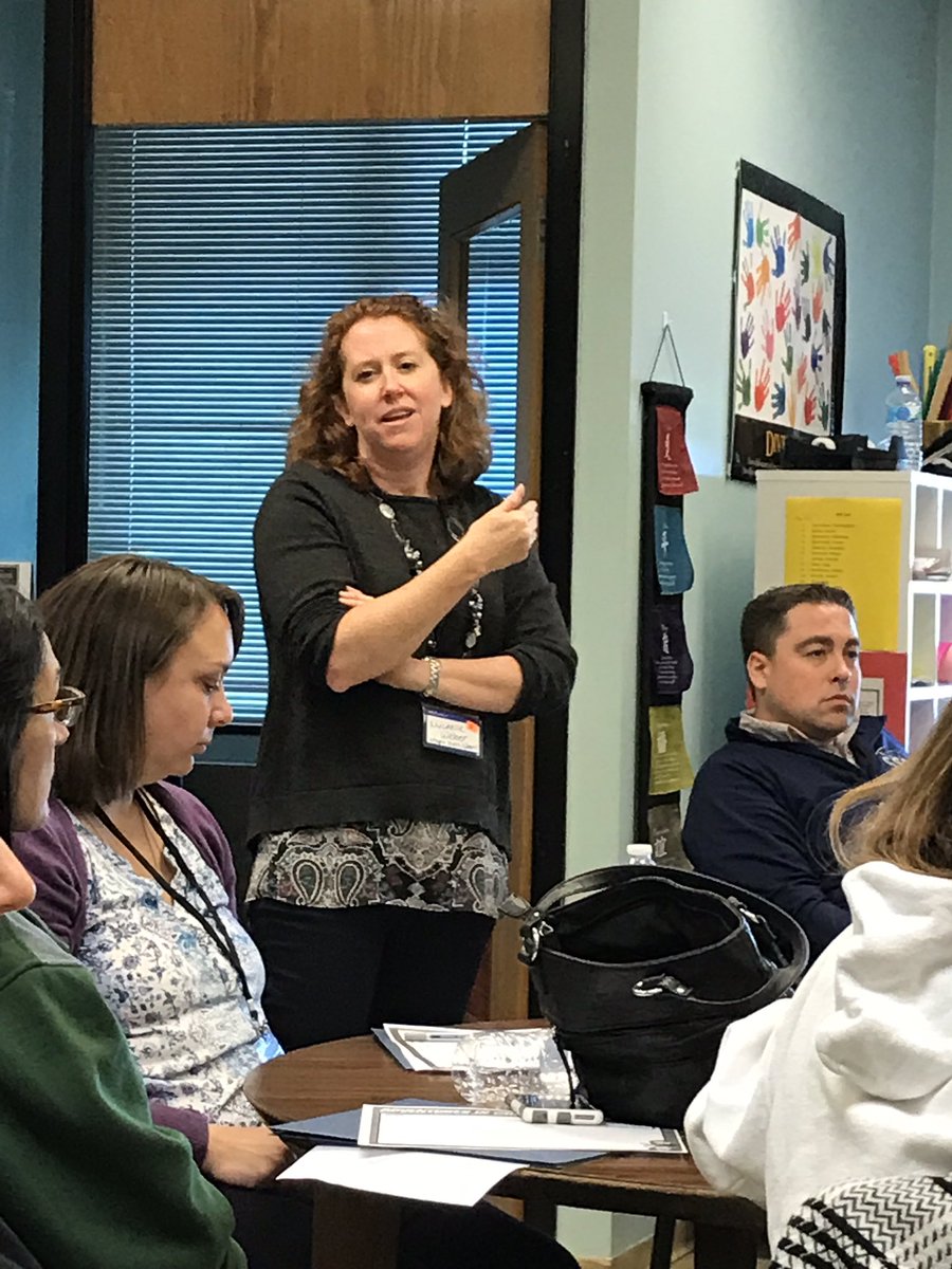 burakowh's tweet photo. So many great ideas to use in the classroom with green screen #slawnyfs @libra1971 https://t.co/S4BJHGYxzP