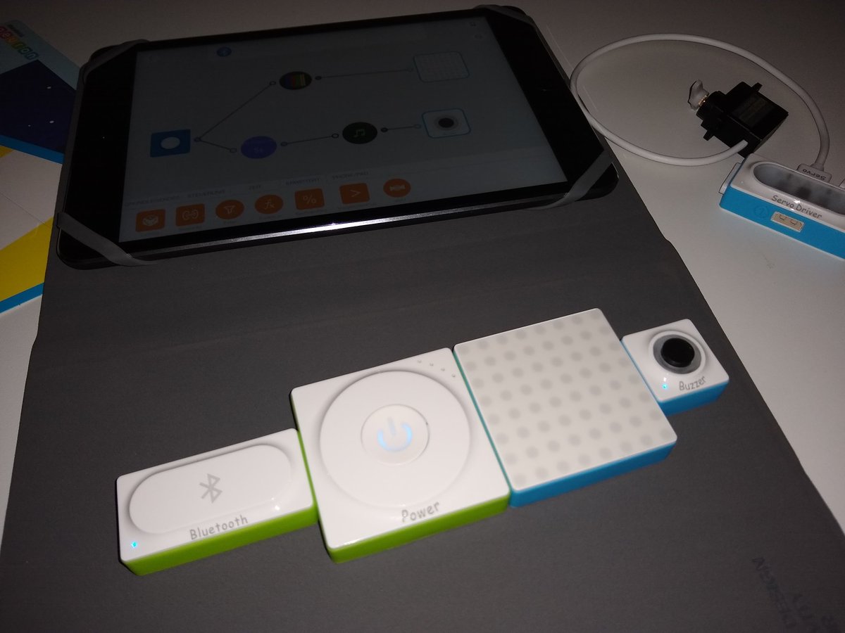 eBildungslabor's tweet photo. Beim #echat18 ein neues Spielzeug kennen gelernt: Make Block Neuron Erfinder Kit = Blöcke mit unterschiedlichen Funktionen zusammen klippen und übers Tablet programmieren und steuern. https://t.co/7JqJLYM24r