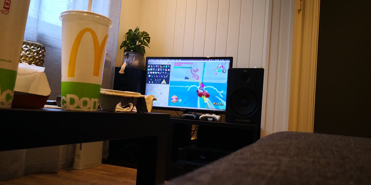 Vexaton's tweet photo. @Tyler_Sederwall Here's how I watch it. https://t.co/mcmQgLJfan