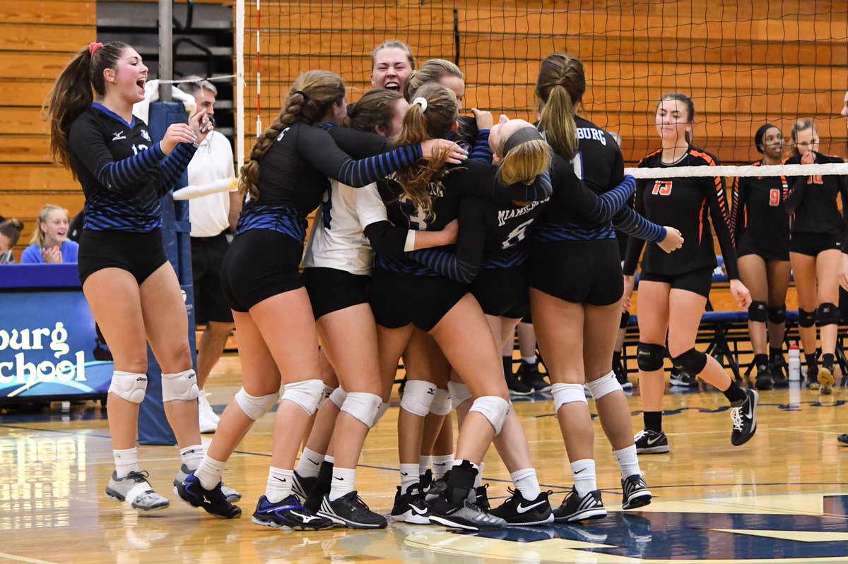 JennettLauren's tweet photo. SENIOR 👵🏼 NIGHT 🌃 6:15 @ HOME 🏡 we’d love to see you there!!!!! 🤩🤩🤩 https://t.co/AsfsrQKkM3