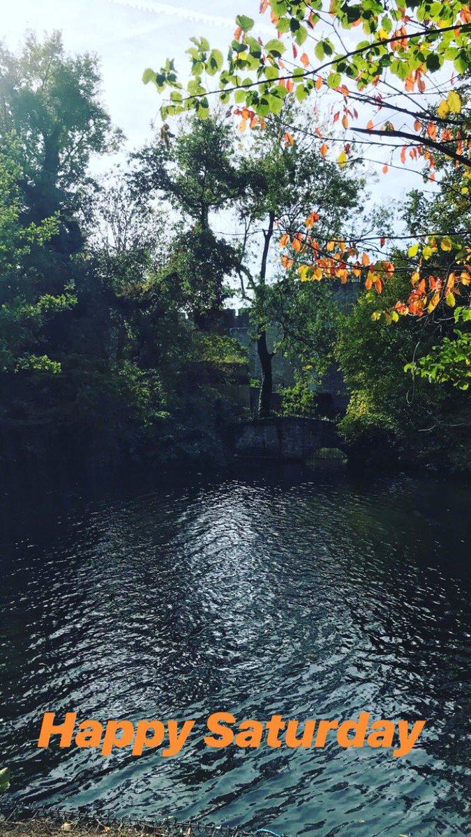 Happy Saturday! What a beautiful autumn day 🍂 ☀️ #sun #sunshine #warm #leaves #autumn #autumnleaves🍂 #trees #lock #allingtoncastle #walks #saturday #happysaturday #weekend #weekendvibes✌️ xoxo