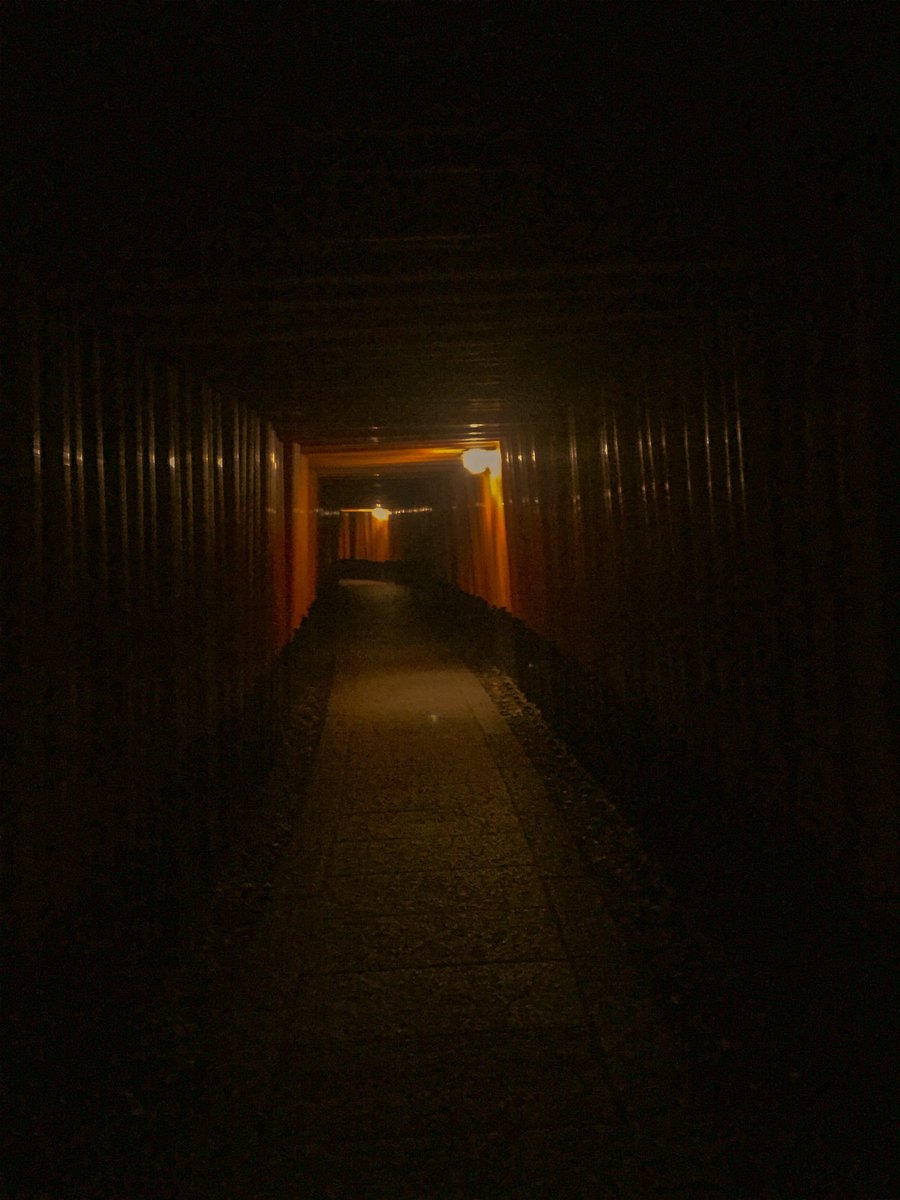 通行止めで封鎖された夜の伏見稲荷の参道が 異界の扉が 狐が作業してる などいろんな妄想を呼び起こさせる Togetter