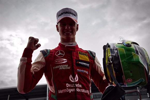 grandepremio's tweet photo. É DE SCHUMACHER! @SchumacherMick, o herdeiro de Michael, é campeão da #F3Euro https://t.co/Gw9krPlsFo https://t.co/1wNgbN10IK