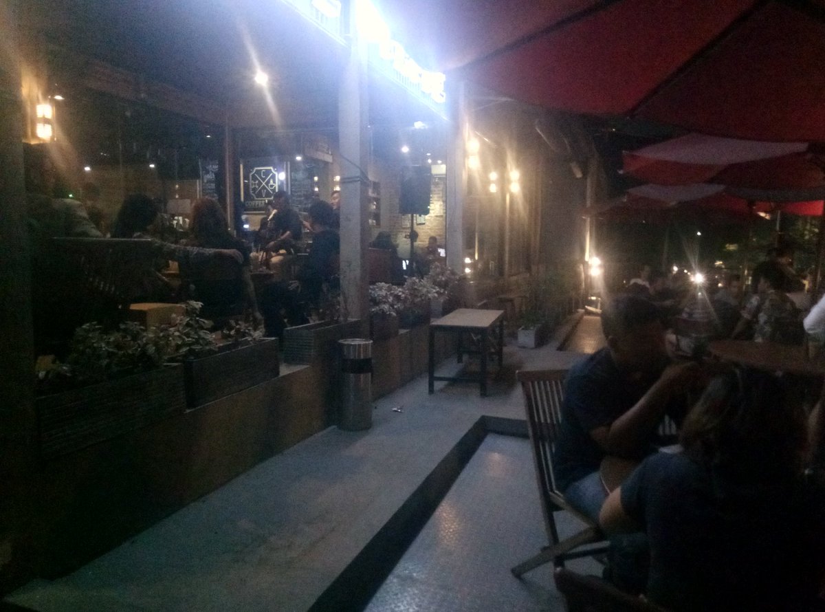 Makin malam makin rame. Makin malam makin dalam. Yuk, yang mau masih #Puisian datang, dengar, dan bacakan puisimu. Sekarang juga! #MalamPuisiBekasi