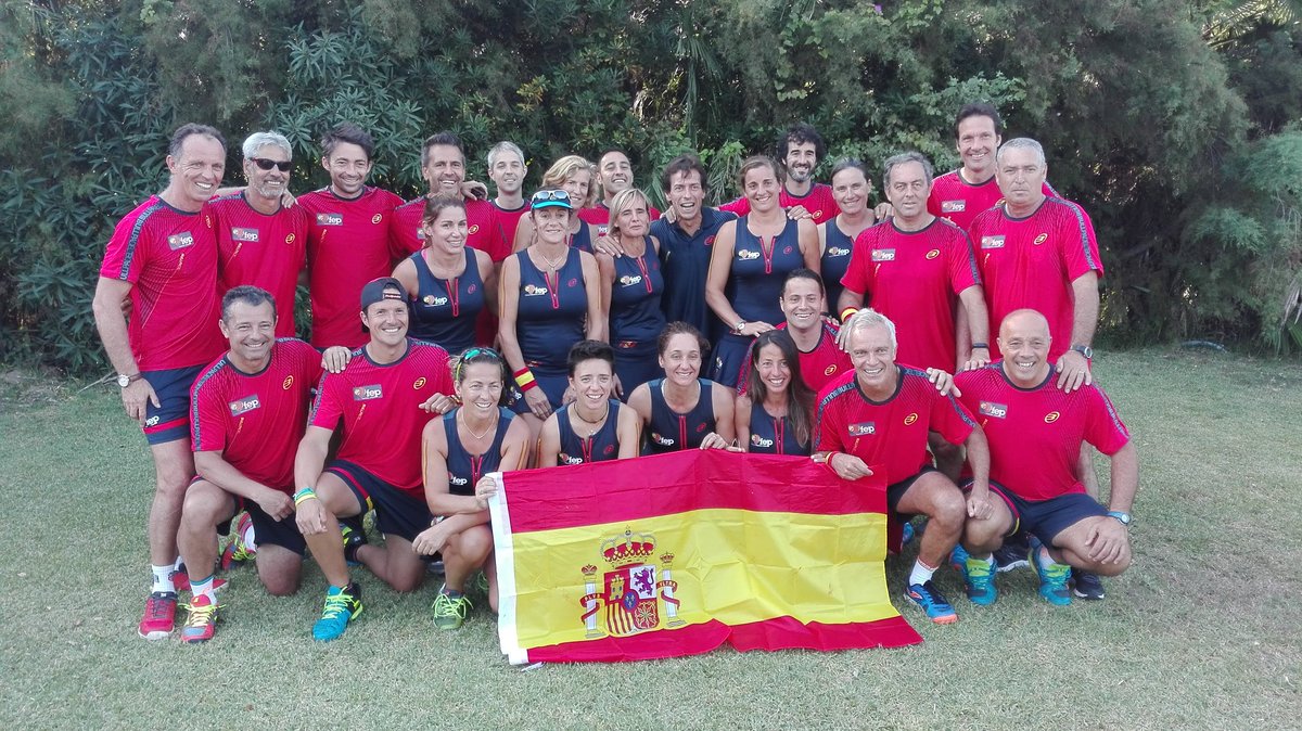 3XETmarcadores's tweet photo. Todo preparado para las dos finales mundiales. España — Argentina en masculino y España — Italia en femenino. Foto de ambos equipos previa a los enfrentamientos. 3xet marcando la diferencia. #padel #Espana #padelequipos @faponline #fip https://t.co/9Jm8Fndpvh