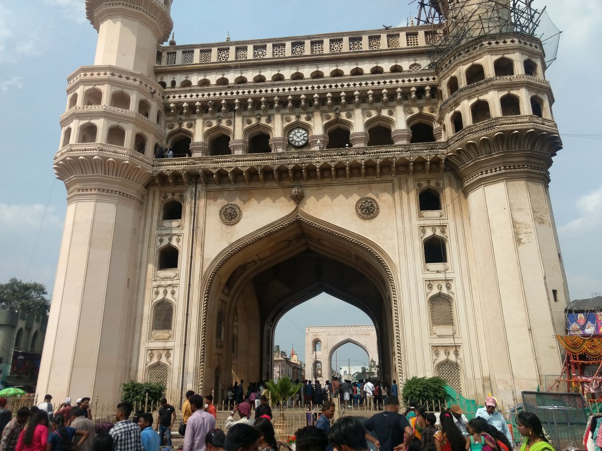 SangalSaksham's tweet image. #hyderabad #charMinar #fullyCrowded #food #adundanceOfMarket #lovingIt