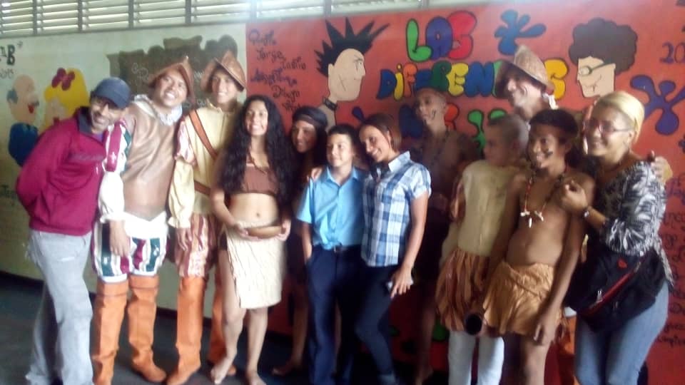 Interculturadc's tweet photo. La Coordinación de Interculturalidad de @ZonaEducativaDC realizó el día 2-10-2018, la actividad escénica llamada (Curayu o El Vencedor) en la U.E.N Simón Bolívar con motivo de la visita del ministro @psuvaristobulo @gracielamarilis https://t.co/AGBmWRG72T