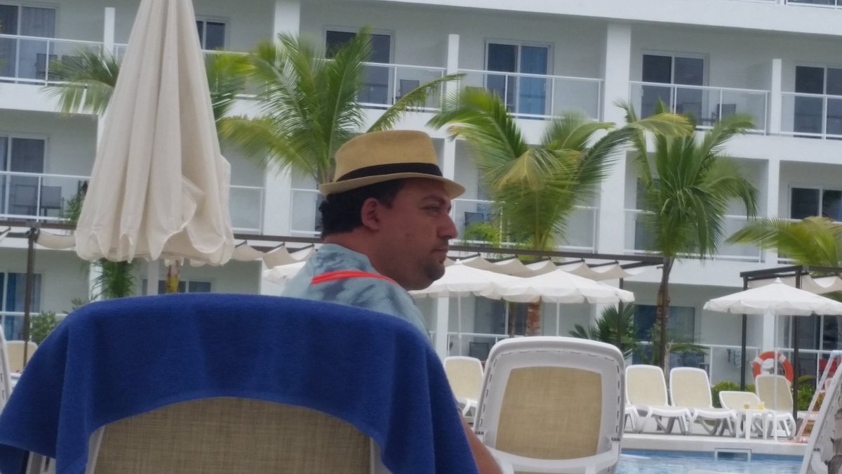 oben1kenobi's tweet photo. @MrHoratioSanz You wouldn't happen to have a brother at the Riu in Punta Cana, would you? https://t.co/c9OMCPSlXJ