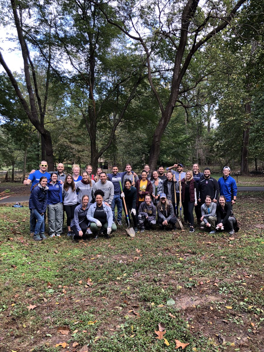 MarymountPT's tweet photo. Successful PT day of service! Thanks for everyone who came out and made Bluemont Park an even more beautiful spot than it already was! #MUDpt https://t.co/af9P3KJUWz