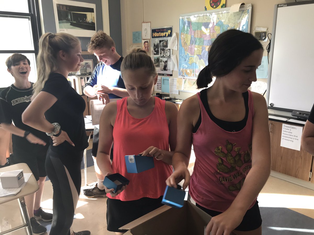 SAlmekinder's tweet image. @NaplesAthletics and @bloomfieldtrack setting up new watches. Thx BCS sports boosters.