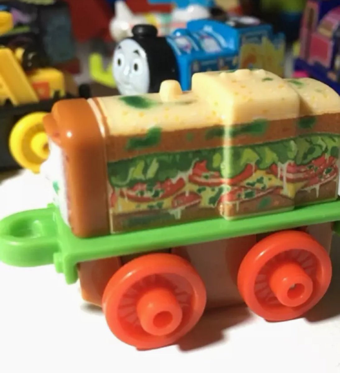 ミニミニトーマス研究所 Twitter પર T Co Tbxcrnyvs3 追加の公開でなんと 来年度の新キャラハロルド ケビン アシマがチラっとだけ確認できます あとはホリデー トーマス サンドイッチのソルティー デコレーション仕様のハロルドが確認できますね