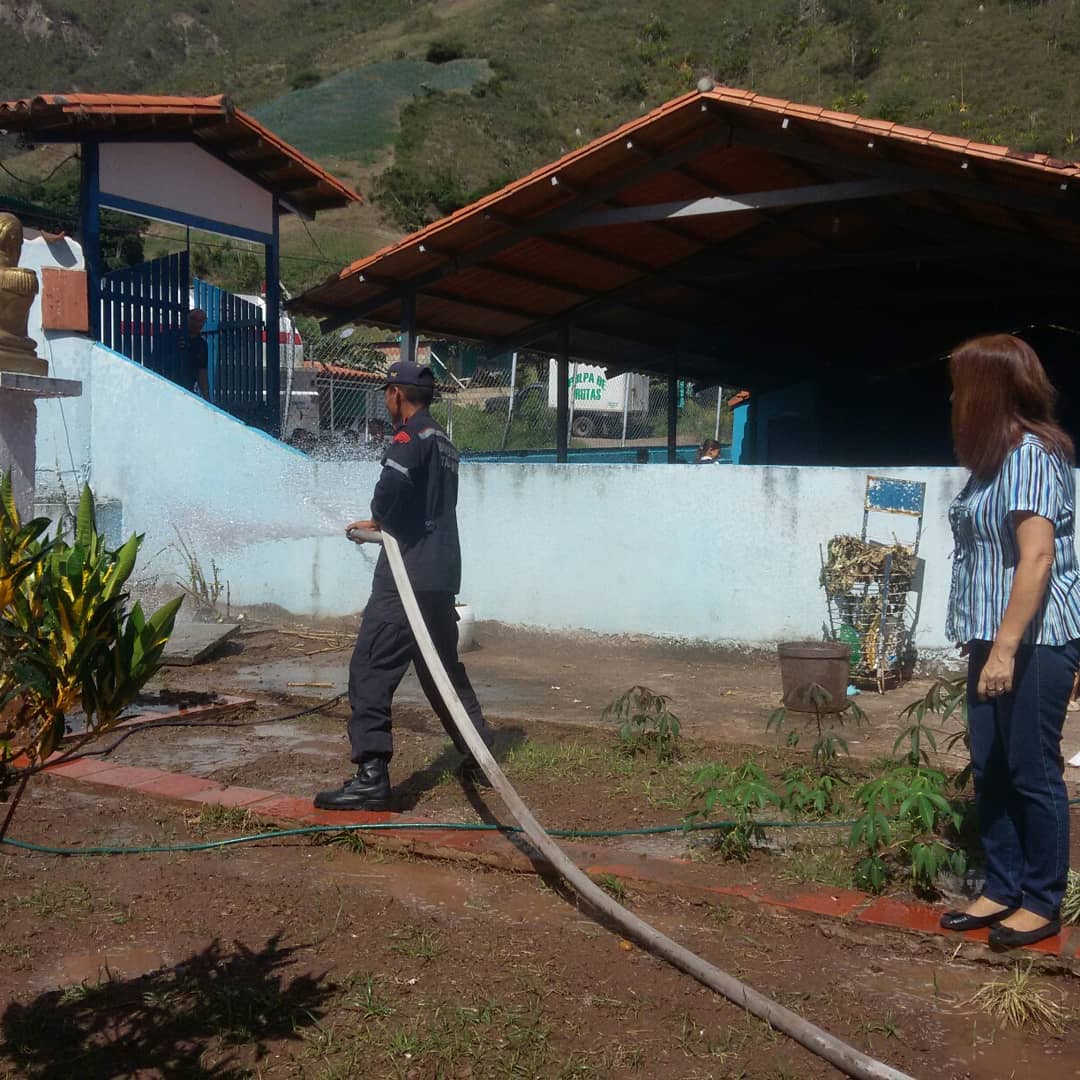 Bomberos del Municipio Jáuregui colaborando con nuestra institución #tachira #EducandoEnComunidad #MiEscuelaTerritorioDePaz <a href="/NicolasMaduro/">Nicolás Maduro</a> <a href="/BolivarianasZET/">Erika Varela Sayago Escuelas Bolivarianas</a> <a href="/Crazet2011/">Crazet2011</a> @MPPEDUCACION <a href="/charlychaves/">Charly Rojas Chaves</a> <a href="/Div_Ini_Pri_Esp/">Divi. de Niños y Niñas ZET</a> @psuvaristobulo @ZonaEducTachira