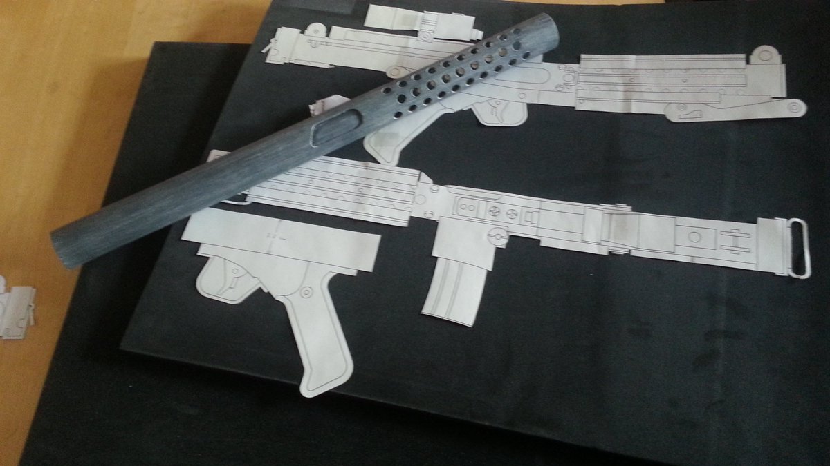 Tatsächlich in Berlin einen Laden gefunden der EVA-Schaumplatten hat! #cosplay #starwars weiter geht es mit dem E-11 Blaster inspiriert von <a href="/KamuiCosplay/">Kamui 📚</a>