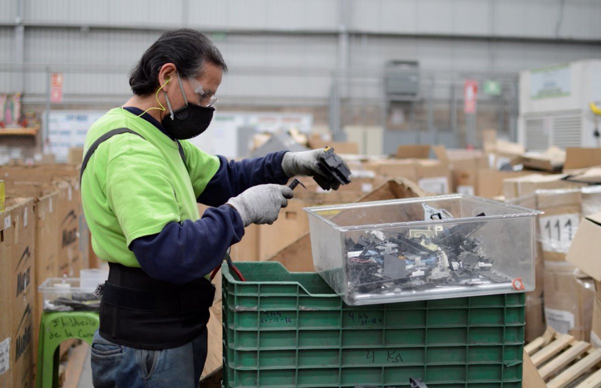 ResiduosCOPmx's tweet photo. #DíaInternacionalRAEE ¿Eres consciente de la cantidad de basura electrónica que se produce en México?  📱📺🔌💻
Conoce las empresas que se dedican a reciclar RAEE: https://t.co/H6NLknjBvo #ReduceCOP #EWasteDay
👉 https://t.co/5Ba9d2qWA5
@SEMARNAT_mx  @ProAmbiOficial  @PNUD_Mexico https://t.co/CJx0Cekt7s