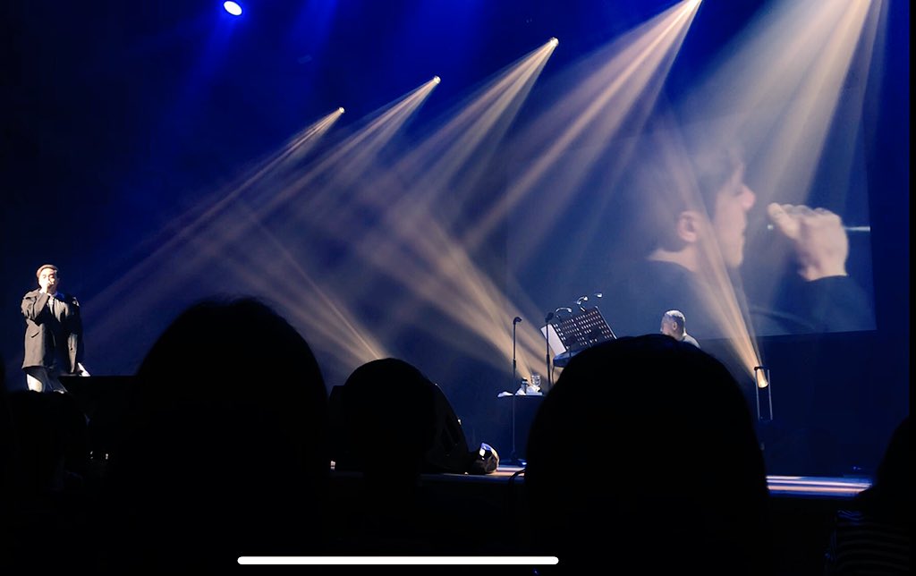stephiercd's tweet photo. ung alam kong di ako ung tinuro mo, ung katabi ko talaga, pero feeling ako na rin ko. Kahit damay lang sapat na! 
singing Mahal na Mahal🎶 💕
@sam_concepcion 
#SarahGThis15MeJapan #BAMA2018_SarahGeronimo https://t.co/EuvcdM2pAO