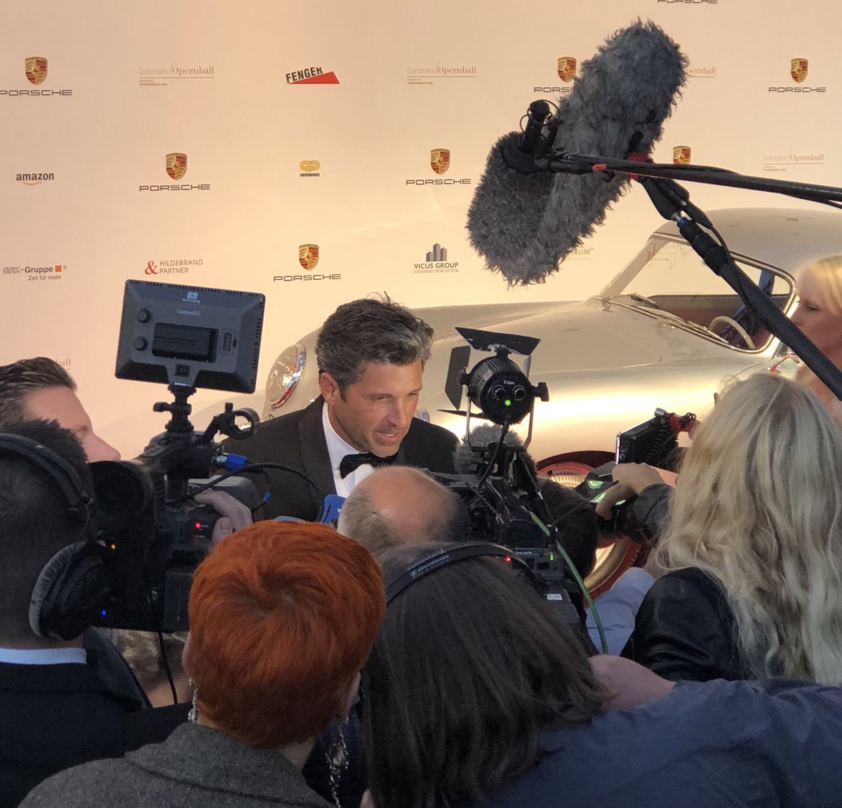 Leipzig2020Tsch's tweet photo. „Ahoj Česko!“ – Glanzvoller Auftakt für den 24. #leipzigeropernball u.a. mit:
#bernhardbettermann #howardcarpendale #patrickdempsey #borisentrup #Michaelkretschmer #marcogirnth #melaniemaschke #l19cz #lbm19 https://t.co/obxbHFKJd2