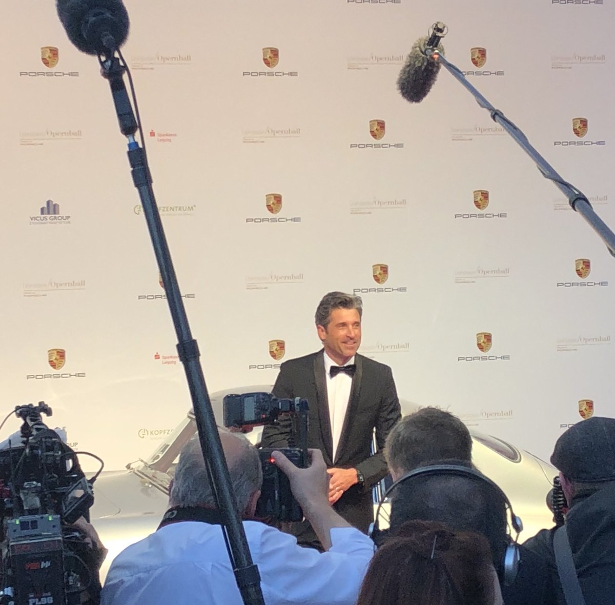 Leipzig2020Tsch's tweet photo. „Ahoj Česko!“ – Glanzvoller Auftakt für den 24. #leipzigeropernball u.a. mit:
#bernhardbettermann #howardcarpendale #patrickdempsey #borisentrup #Michaelkretschmer #marcogirnth #melaniemaschke #l19cz #lbm19 https://t.co/obxbHFKJd2