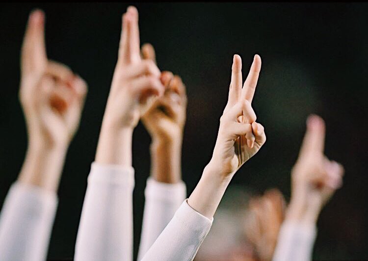 uscyoungalumni's tweet image. Put your✌️up for game day! Kickoff for tonight’s game is @ 7:30pm. #BeatColorado 📷: John McGillen