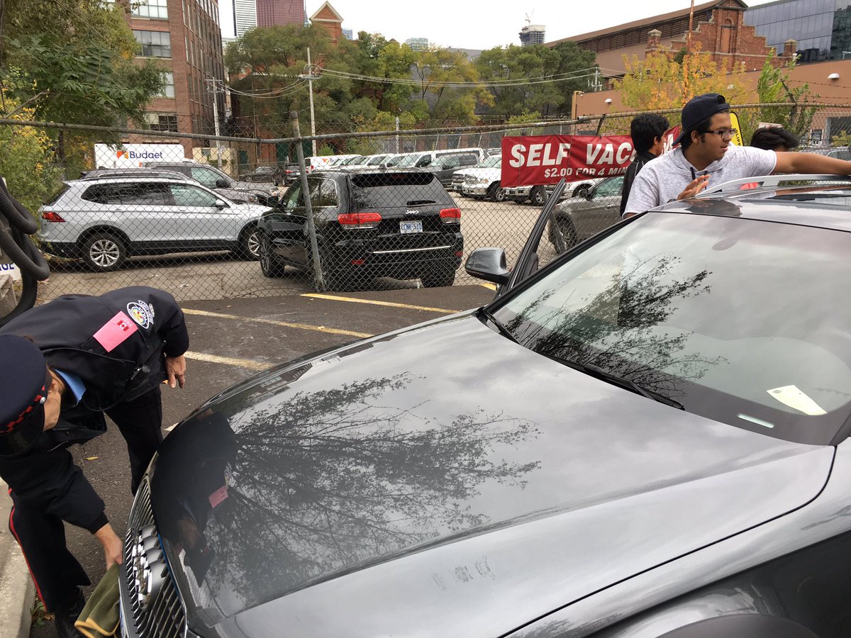 TPSAuxEdison's tweet photo. Want a #squeekyCLEAN car AND support a great organization? Drop by Big Wax at Front and Parliament. @TPS51Div #community officers, #Auxiliaires and #YIPIs will shine up your car! All proceeds and donations to @sickkids @TorontoPolice https://t.co/N1s7oB7y2M