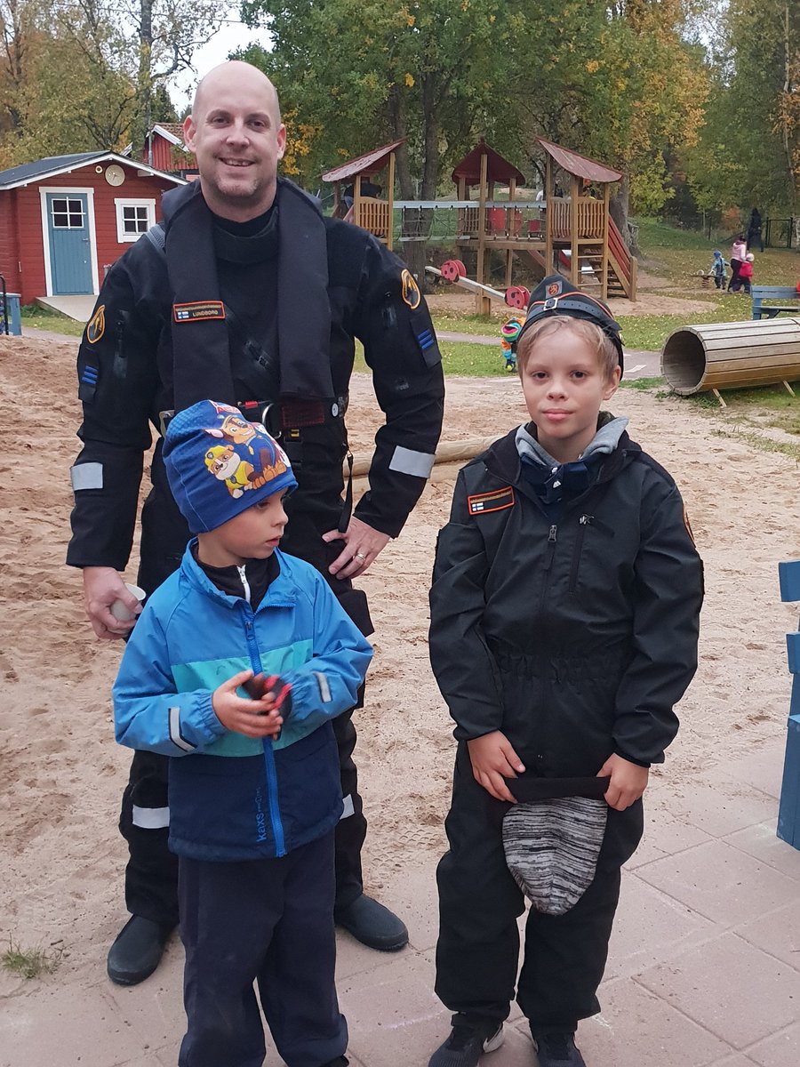 Sjobevakningen1's tweet photo. #Sjöbevakningen på #Åland har ett brett arbetsfält. Här besöker vi #Emkarby daghem där barnen fick glädjen att bekanta sig med vår verksamhet. #daghem #framtiden #gladabarn https://t.co/VjgkMG0VgG