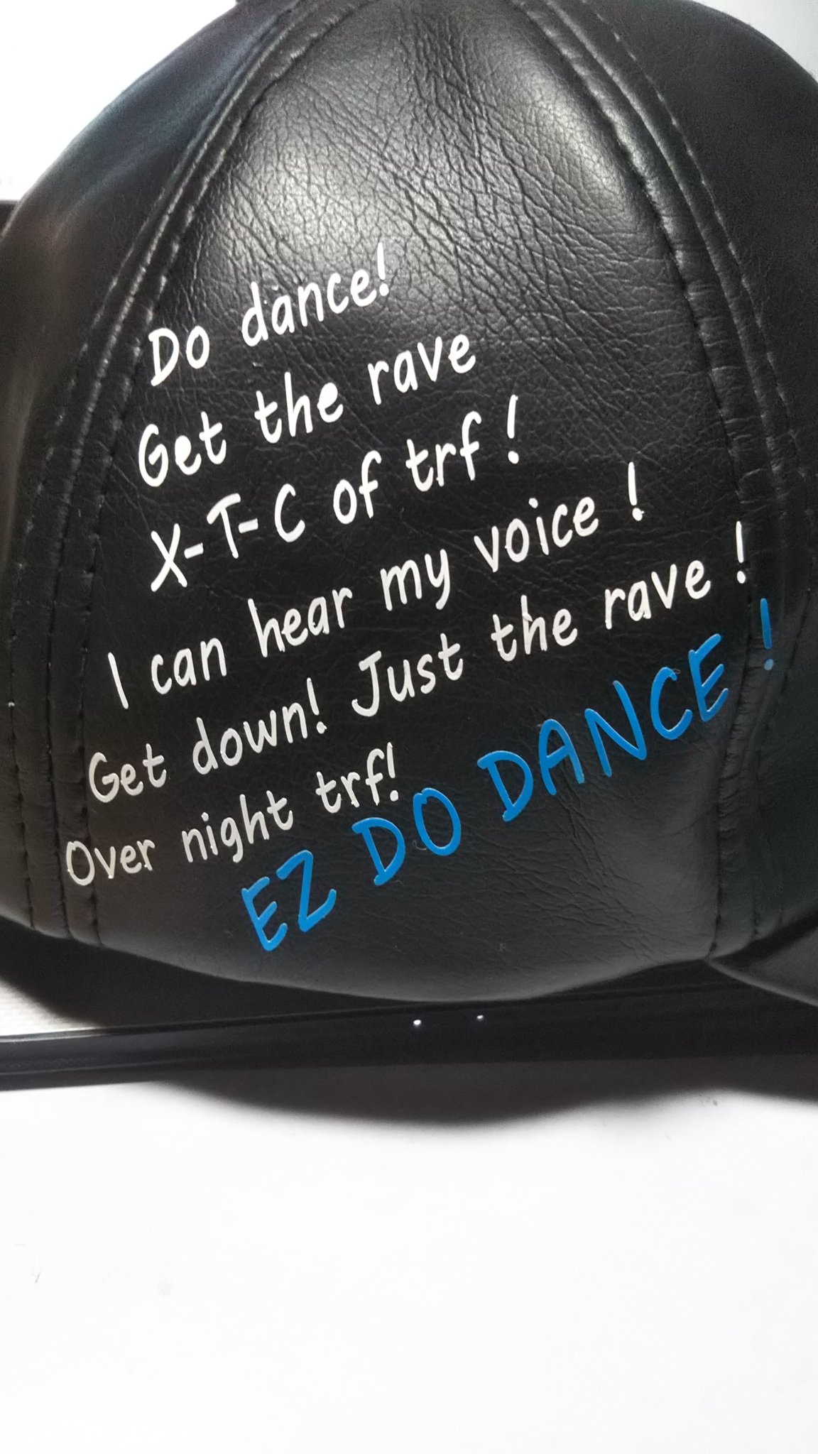 粉ポカリ 増量中 13 仮装で帽子作ったんですが 一番のこだわった所は側面が寂しいのでez Do Dance のイントロのkooさんのラップの部分の歌詞をカッティングシートで貼った所です