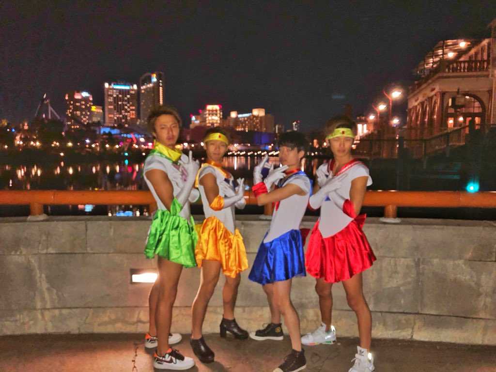 ei0227's tweet photo. 🌍2018ユニバハロウィン🌍
今年はセーラームーンのコスプレして来たわよ
みんなに言われたことランキング発表するわよ
一位 ヤバイ
二位 脚が綺麗
三位 寒そう、キモい

こんな私たちのために長い列までできてみんなアホだわね
私だったら絶対並ばないわよ

ハロウィンは賛否両論あるけど私は好きよ https://t.co/Mqw267Frsa