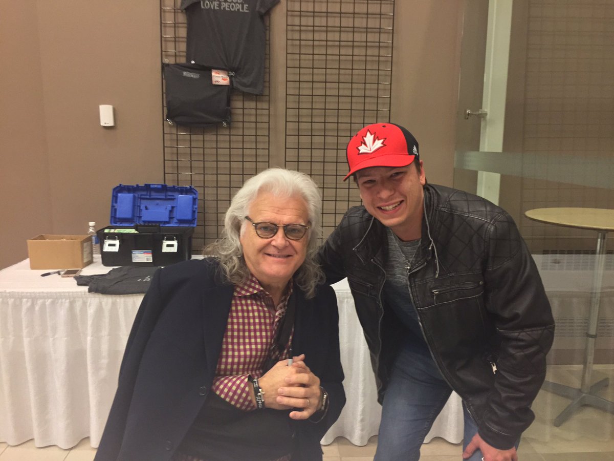 ChrisDrummer25's tweet photo. Last Sunday I had the honour to meet a country legend - Ricky Skaggs. The best Bluegrass I ever seen. Unbelievable show. 😊 https://t.co/MRBjjik639