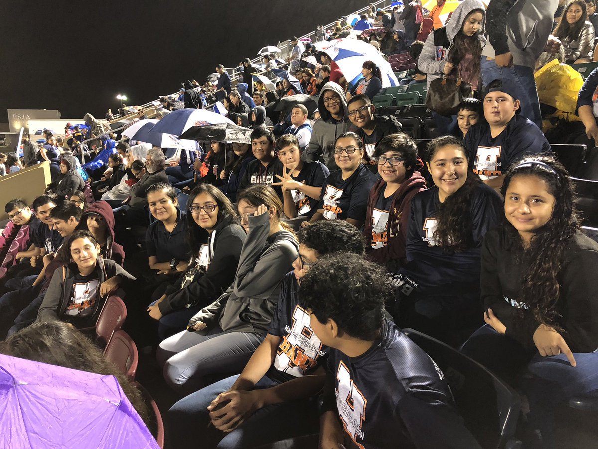 Harwell_Band's tweet photo. Harrell Band at Pigskin... UIL Marching🎼👏🏻 https://t.co/JFSI3KgDWL