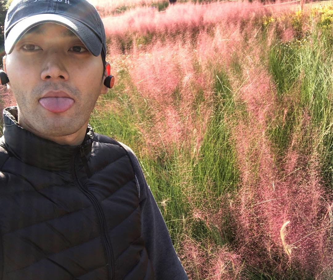 WeLoveChoiSiwon's tweet image. 181020 - Siwon IG update: &quot;핑크 가을. 근데 분명한 건 정말 난 셀카에는 소질이 없는 듯. Pink Autumn. But I think i definitely don’t have any talent for selfies. For sure! #weekendrunning&quot; Your selfies are cute, @siwonchoi! 🥰💕