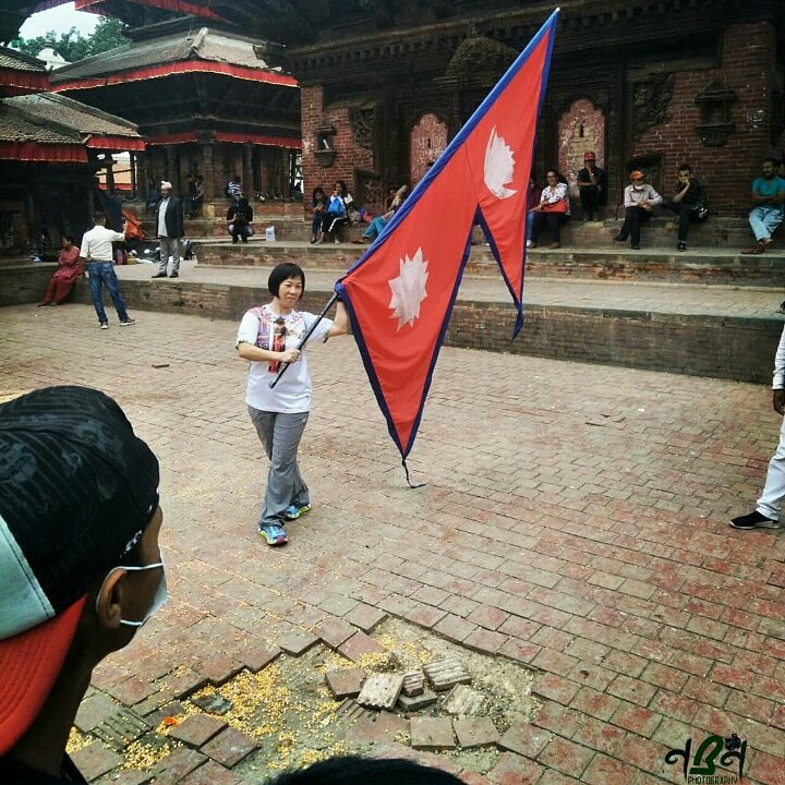 नेपाल 
जहाँ विदेशीहरु पाहुना बनेर अाँउछन् 
अनि परिवारकाे सदस्य भएर फर्कन्छ्न् । 😍