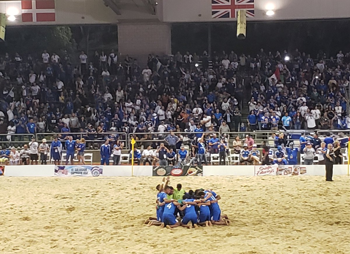 CoolFM893's tweet photo. ¡La selecta ya en la cancha! En Los Ángeles 🙋♂️🇸🇻 #COOLFM #YSKL #Monumental #Xto2La2 #LosJuvenilesDeLaMañana #ElSalvador @Diego_Selva @GordoSaboor https://t.co/U6X9cwSYzP