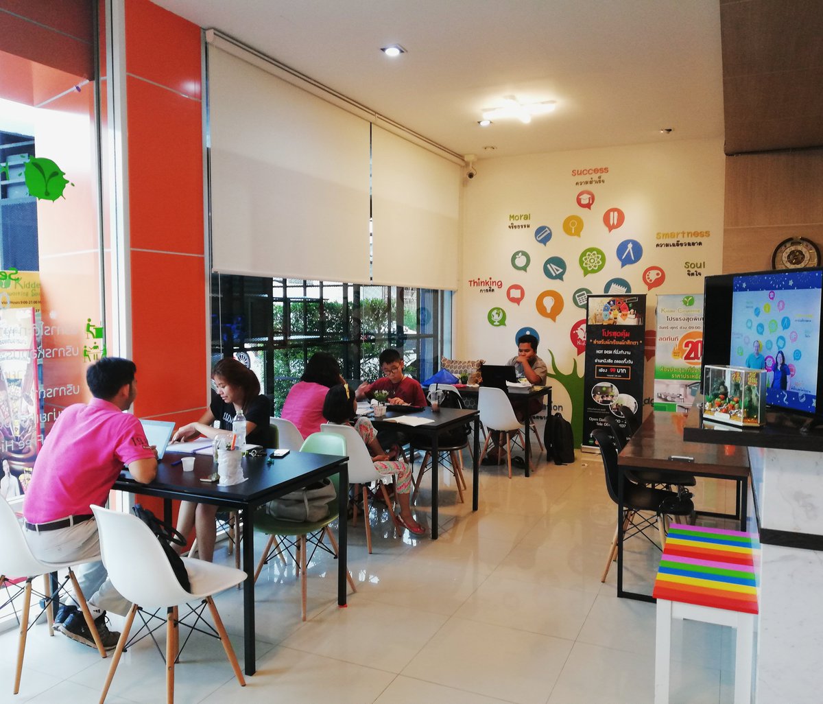 kiddeecoworking's tweet photo. KIDDEE ปรับโฉมเพิ่มโต๊ะ Hot Desk ให้ทุกคนได้นั่งทำงาน-ติวหนังสือได้สบายมากยิ่งขึ้นแล้วน๊าา 😊💻📚 สบายๆเป็นกันเองแบบนี้ 💡อย่าลืมชวนเพื่อนพ้องน้องพี่ มานั่งทำงาน อ่านหนังสือชิลๆด้วยกันนะคะ 📖😊 #รีวิวหาดใหญ่ #Kiddee #coworkingspace #hatyai #Learn #Play #Work #reviewhatyai https://t.co/uhDOcmXFSk