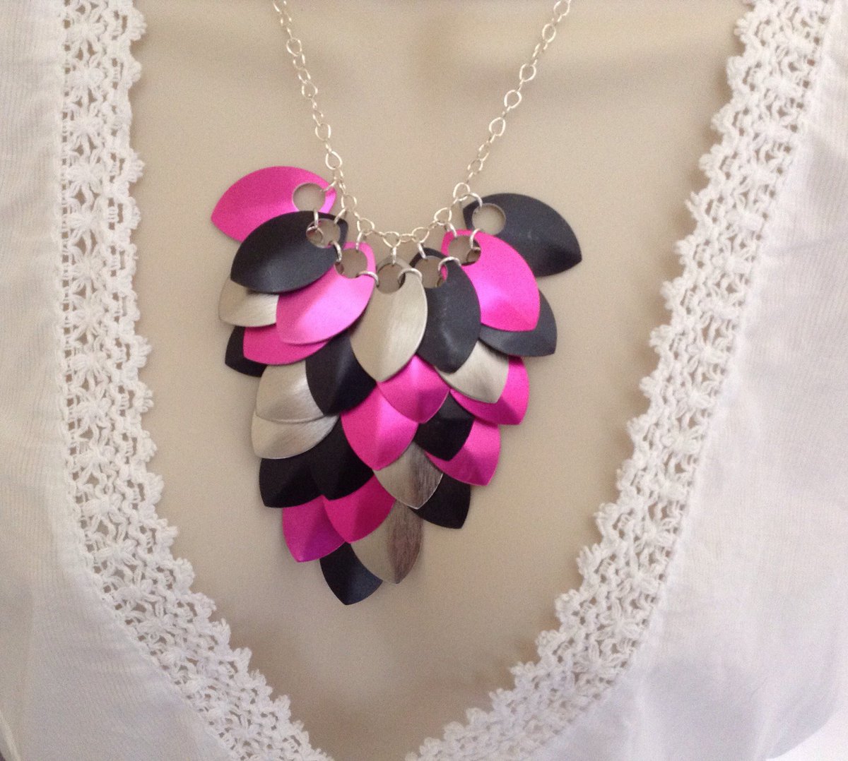 ArtisanJByViv's tweet photo. Statement Necklace, Bib Style Necklace, Scale Mail, Gioielli Alluminio, Scale Maille Necklace, Aluminium Necklace,  Party Wear, https://t.co/3R0O8criVl #BeadsofCreation #Etsy #PromWear https://t.co/Od4xQIBWlm