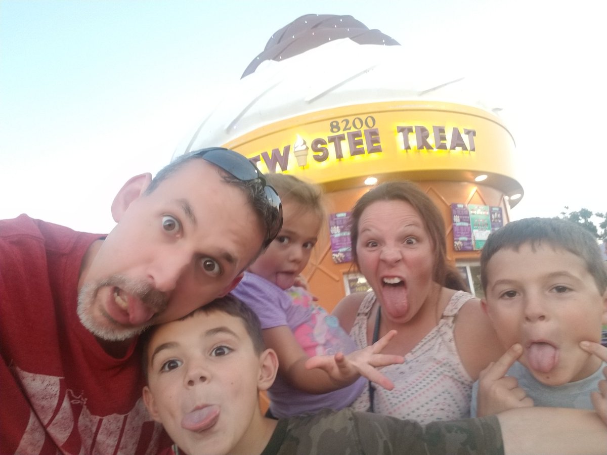 jorge01234's tweet photo. #twisteeselfie https://t.co/uVZ1XVIrVU