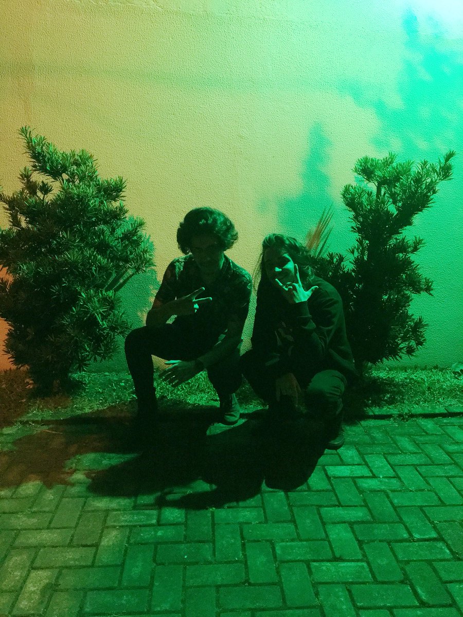 lobosdobarca's tweet photo. na calada da noite, os lobos saiem nas ruas para uivar #BOCADEJOELHO #DUO https://t.co/Qd0dectEpL
