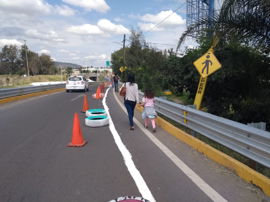 Hoy varias organizaciones ciudadanas intervenimos el infame paso de la muerte @SIOPJal en periférico y López Mateos, diariamente miles de familias recorren más de 2 km para poder transbordar de una ruta de camión a otra #HaztePaso #BanquetaCiudadana