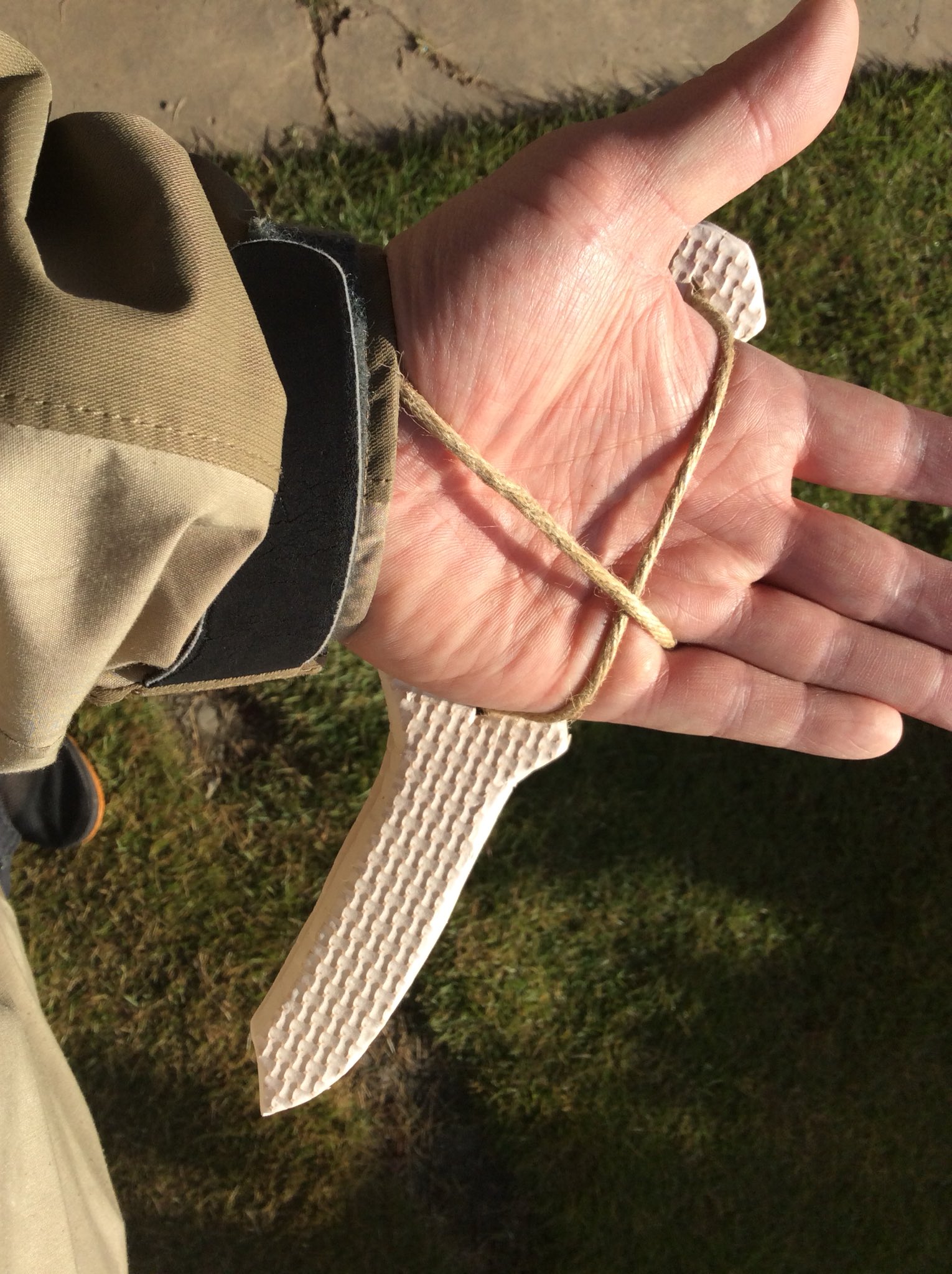 なまくら と言うわけで 先日思いついた左逆手に括り付けるナイフ ソフト武器 を作ってみた これ付けて槍を振ってみたが 全く槍に干渉しなかった 懐に潜られても即反撃できるだろうし 強くね T Co Xhhpy2ewvv Twitter