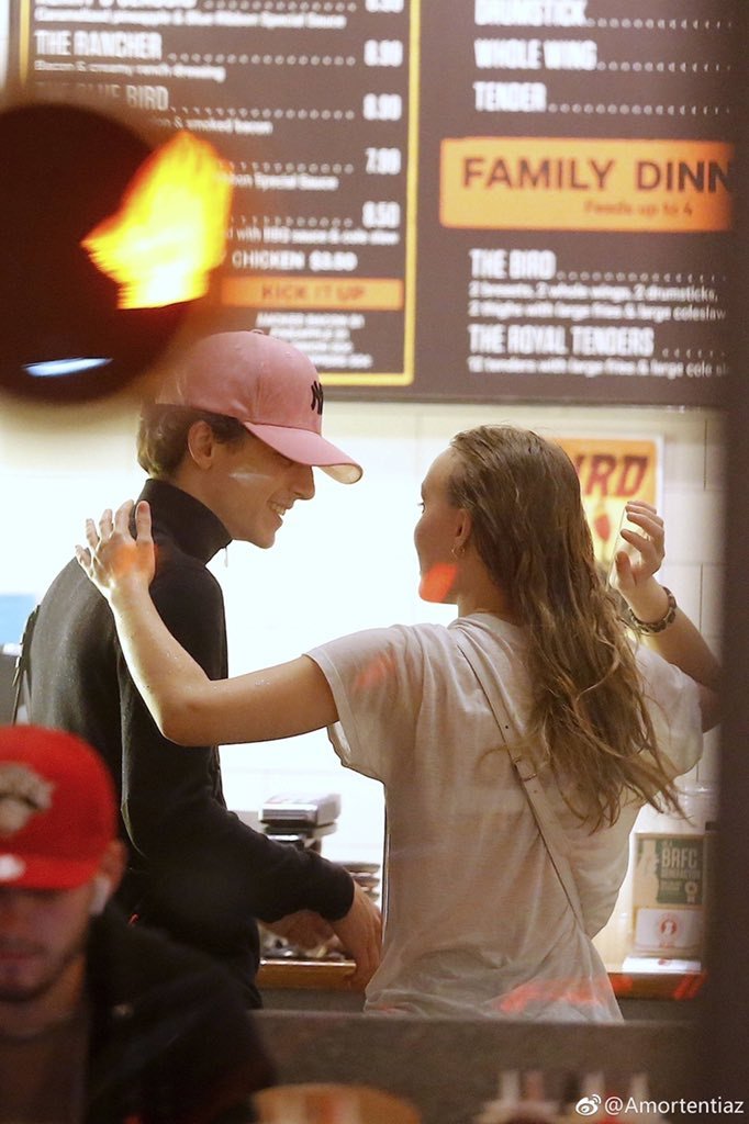 TimotheeStuff's tweet photo. HQ! @RealChalamet and Lily-Rose Depp at Blue Ribbon Fried Chicken recently in NYC. [weibo Amortentiaz] https://t.co/3I5zM8V47N