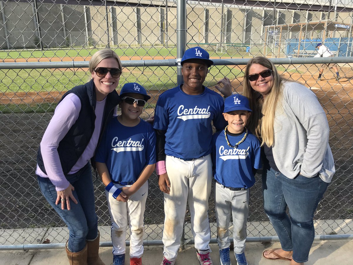 MelanieZayas505's tweet image. How awesome are our @FCPSLaneES @FCPSR3 teachers? Supporting their students, past and present, on a Saturday @CSLL1