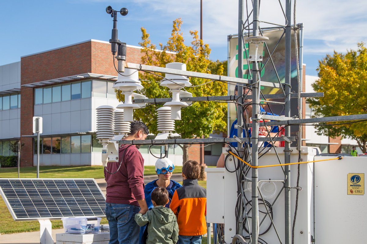 RaymondDWoodsJr's tweet photo. Weather Friend RADMAN (Radar Man) amongst the @okmesonet sensors.

@nwcwxfriends
#NWF18 https://t.co/du0x8ffR9n